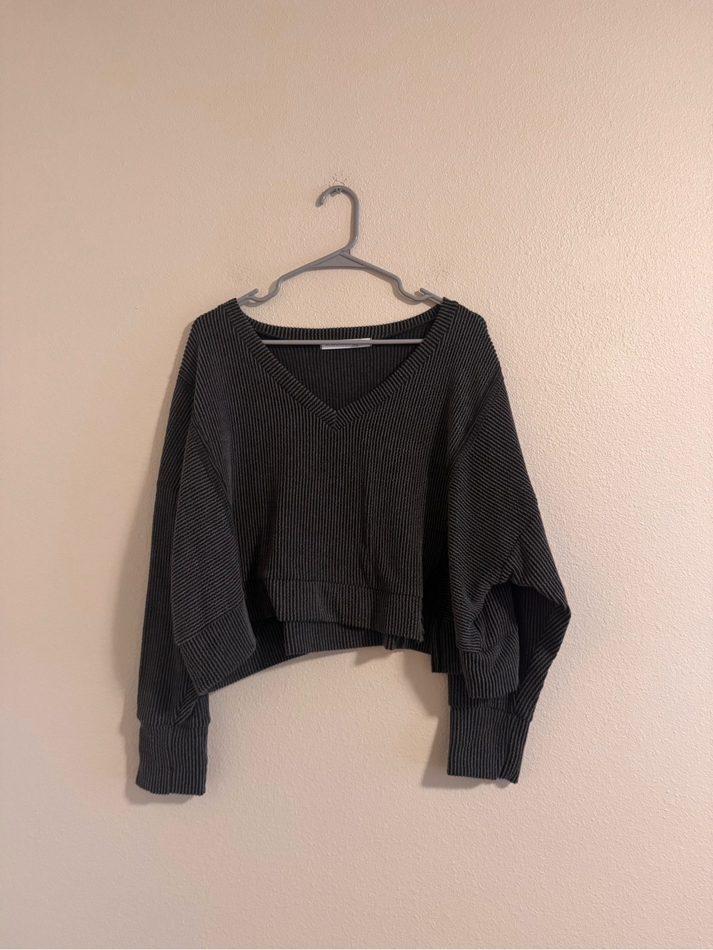 Altard state Ribbed V-Neck Cropped Sweater - Charcoal